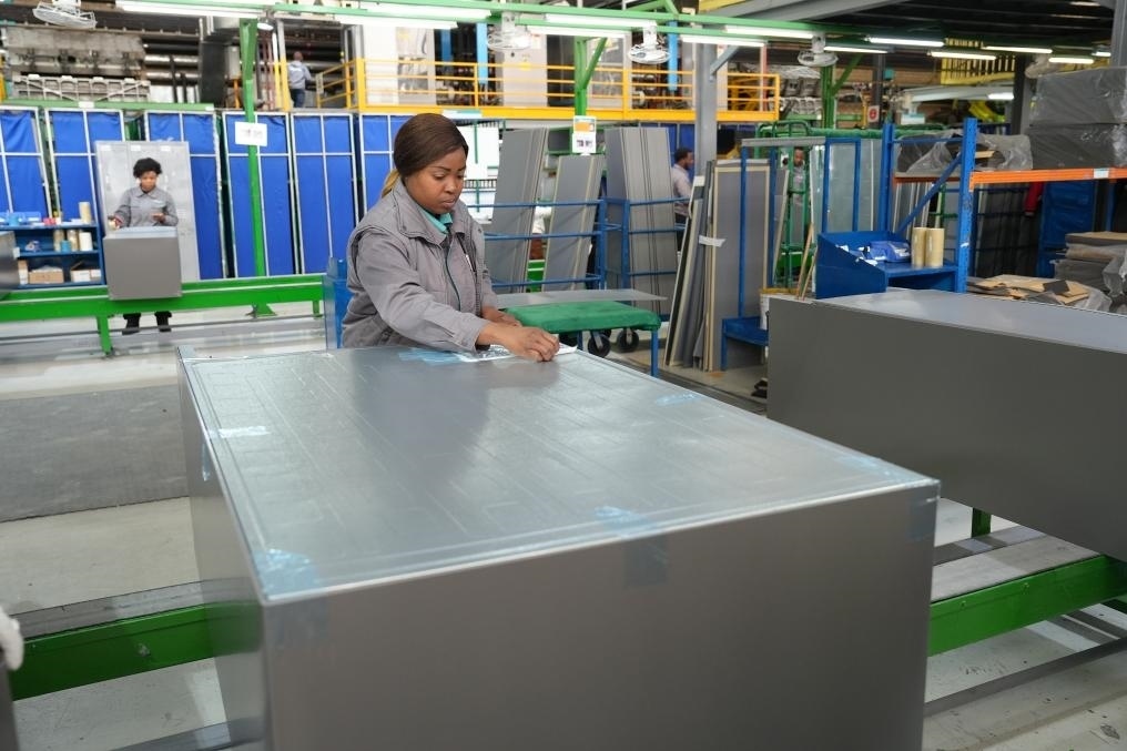 8月14日，在南非開普敦，當(dāng)?shù)貑T工在海信南非工業(yè)園的冰箱生產(chǎn)線上工作。新華社記者王雷攝