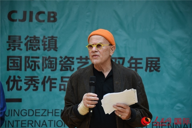 瑞典藝術家托比恩·卡爾斯博致辭。人民網(wǎng)記者 殷淼攝