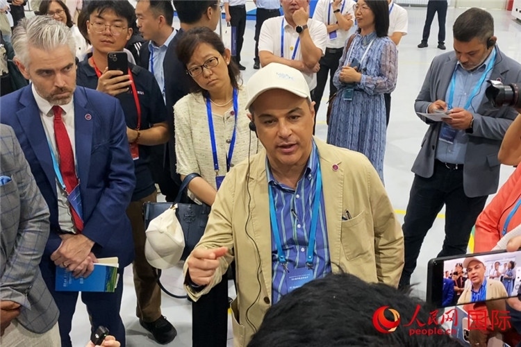 阿根廷駐華大使馬致遠(yuǎn)與億華通動力科技有限公司總經(jīng)理于民討論關(guān)切問題。人民網(wǎng) 宋歌攝