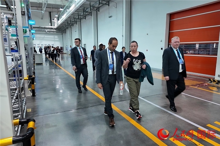 駐華外交官和國際組織駐華代表參觀億華通動力科技有限公司生產(chǎn)車間。人民網(wǎng)記者 方童攝