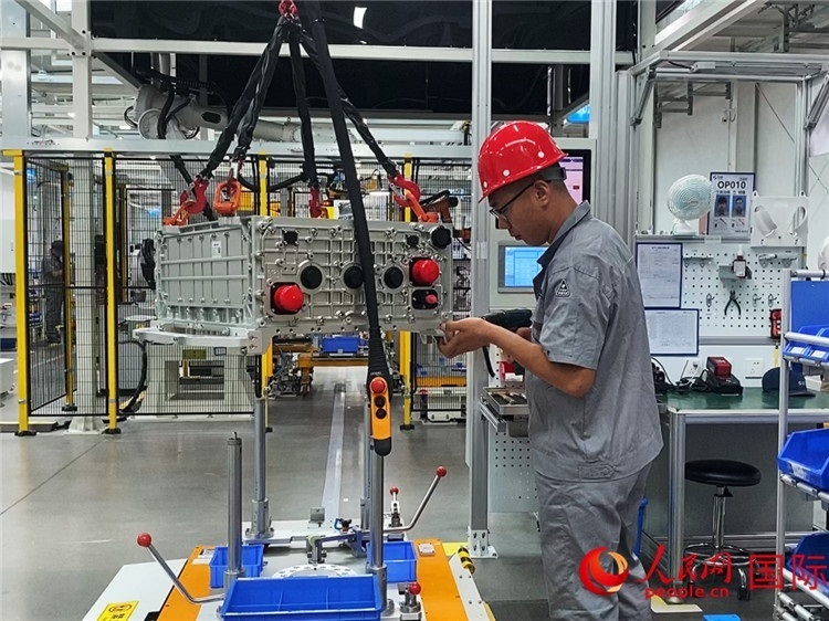 技術(shù)人員進(jìn)行系統(tǒng)化測試。人民網(wǎng)記者 于洋攝