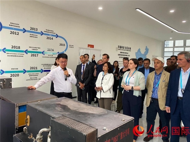 于民向駐華外交官和國際組織駐華代表介紹企業(yè)發(fā)展情況。人民網(wǎng) 宋歌攝