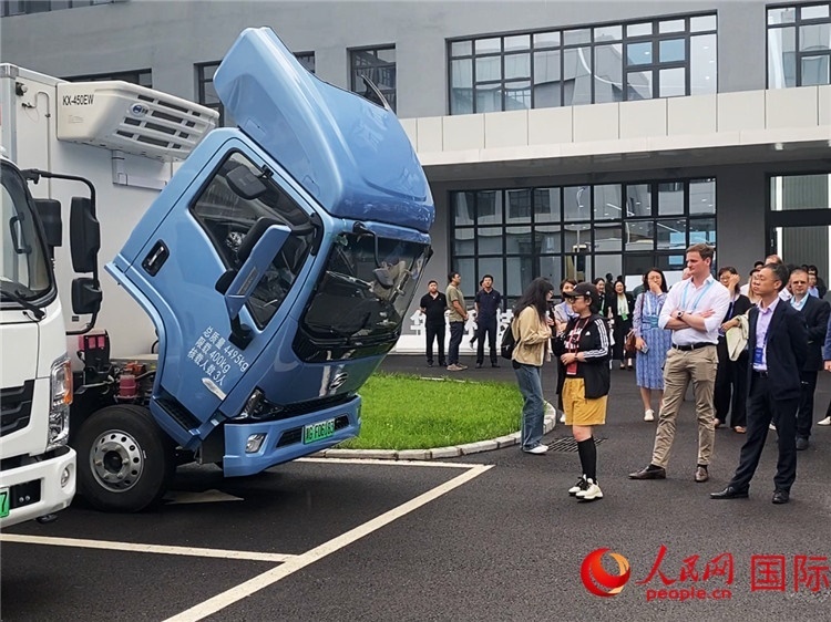 于民向駐華外交官和國際組織駐華代表介紹燃料電池車型。人民網(wǎng)記者 于洋攝