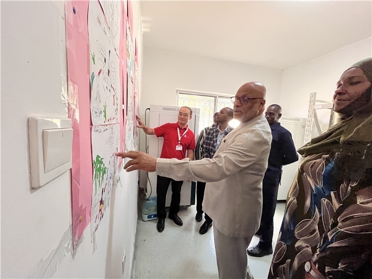 坦桑尼亞桑給巴爾衛(wèi)生部部長馬茲伊參觀科普室。專家組供圖