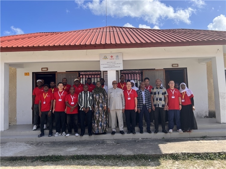 坦桑尼亞桑給巴爾衛(wèi)生部部長馬茲伊與中方專家組及非方工作人員合影。專家組供圖