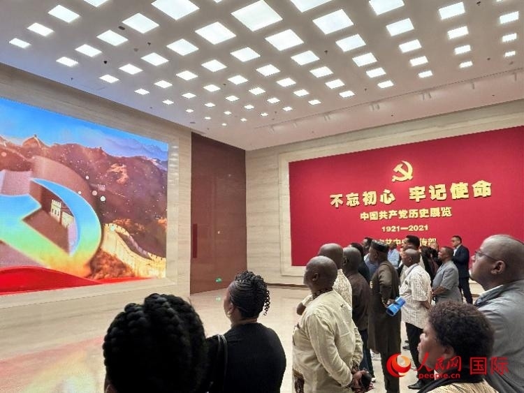 代表團(tuán)參觀“不忘初心 牢記使命”中國共產(chǎn)黨歷史展覽。人民網(wǎng) 曹欣悅攝