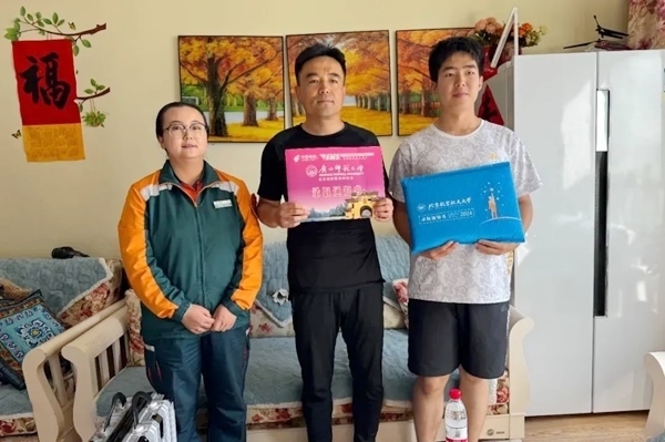 劉傲寒父子收到錄取通知書。北航供圖