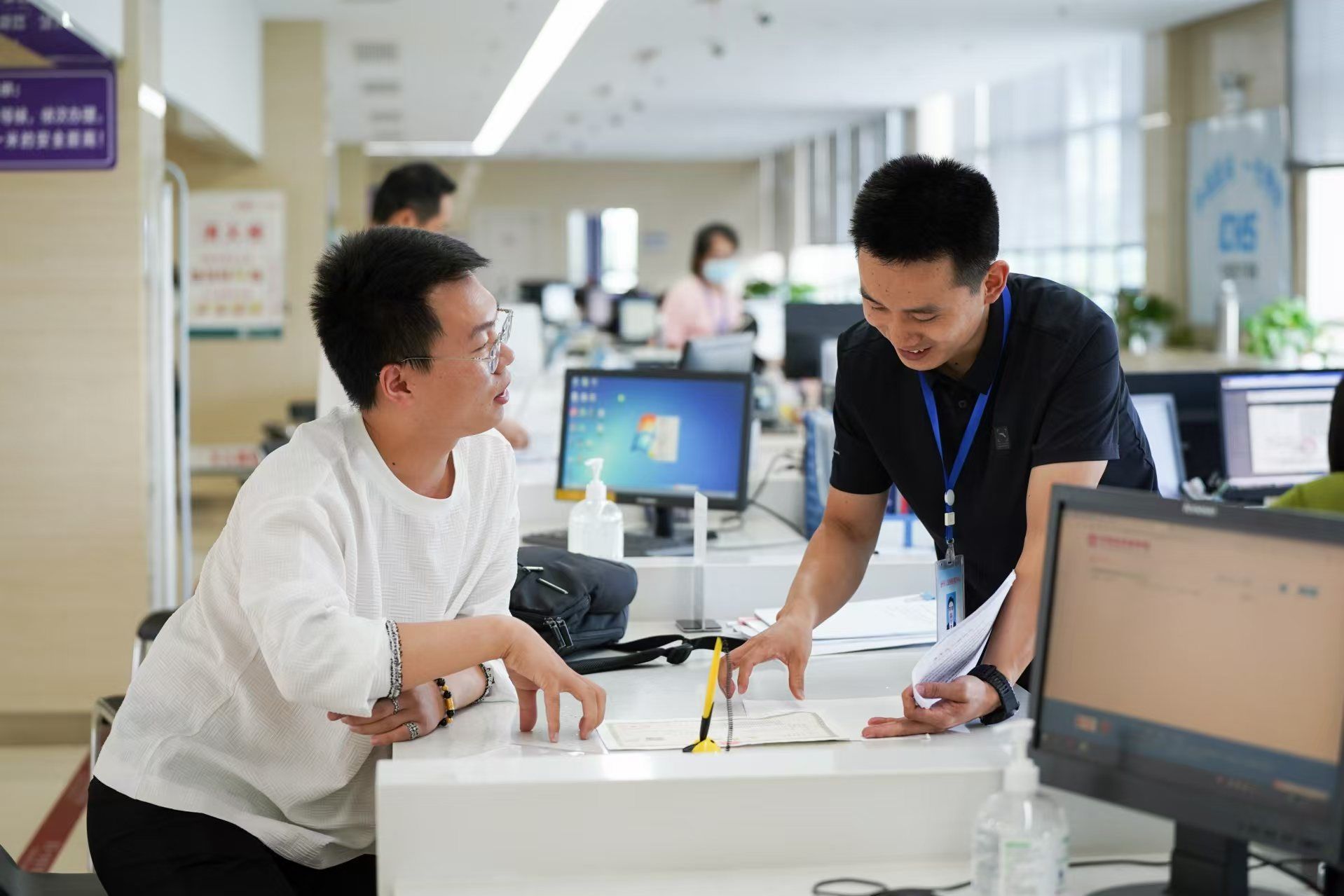 安徽省池州市市民在市政務服務大廳辦理業(yè)務。人民網(wǎng)記者 王銳攝