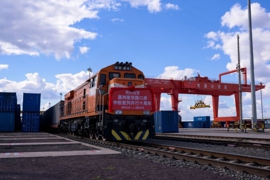 2023年9月20日，一列中歐班列行駛在內(nèi)蒙古滿洲里站貨運(yùn)車間集裝箱場。作為我國向北開放的“橋頭堡”、中歐班列“東通道”的重要口岸，滿洲里鐵路口岸不斷加大中歐班列通道能力建設(shè)，進(jìn)一步提升運(yùn)輸效率和品質(zhì)