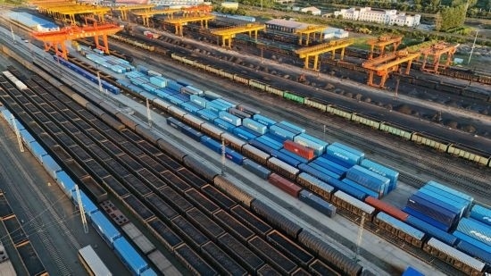 這是2024年8月14日在黑龍江綏芬河鐵路口岸集裝箱換裝場拍攝的集裝箱換裝作業(yè)現(xiàn)場（無人機(jī)照片）。今年前七個月，綏芬河鐵路口岸開行中歐班列573列，運(yùn)量達(dá)55246標(biāo)箱，同比分別增長23%和18%，班列數(shù)量持續(xù)保持高位運(yùn)行。