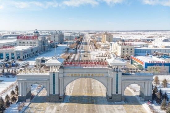 這是2024年1月31日拍攝的中國（黑龍江）自由貿(mào)易試驗(yàn)區(qū)黑河片區(qū)（無人機(jī)照片）。五年來，中國（黑龍江）自由貿(mào)易試驗(yàn)區(qū)將“試驗(yàn)田”種成“高產(chǎn)田”，以全省萬分之三的面積，貢獻(xiàn)了全省約五分之一的實(shí)際使用外資和七分之一的外貿(mào)進(jìn)出口，在對外合作、降低物流成本、培育特色產(chǎn)業(yè)和新業(yè)態(tài)新模式等方面深入探索，成功產(chǎn)出超過300項(xiàng)制度創(chuàng)新成果。