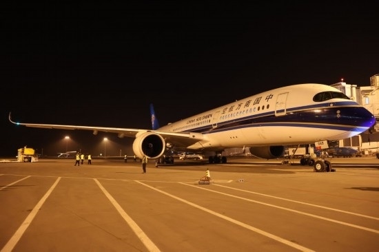 2024年4月24日晚，南航沈陽-法蘭克福CZ8021首航航班在沈陽桃仙國際機(jī)場準(zhǔn)備起飛。這是國內(nèi)航司在東北地區(qū)開通的首條直飛德國定期航線。