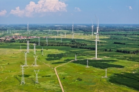 這是2024年7月19日拍攝的內(nèi)蒙古通遼238萬千瓦風(fēng)電項(xiàng)目（無人機(jī)照片）。此項(xiàng)目每年可將75億千瓦時清潔電能經(jīng)扎魯特—青州±800（千伏）直流特高壓外送通道送至山東地區(qū)消納，相當(dāng)于滿足受端地區(qū)超過300萬戶居民家庭用電需求，節(jié)約標(biāo)煤261萬噸，減少二氧化碳排放634萬噸。