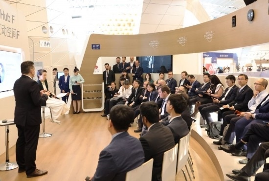 2024年6月26日，嘉賓在第十五屆夏季達(dá)沃斯論壇主會場——遼寧大連國際會議中心參與互動討論。