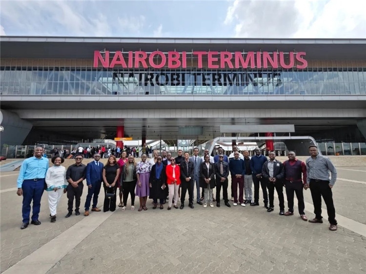 留學生們參訪中企承建的蒙內鐵路。中國駐肯尼亞大使館供圖