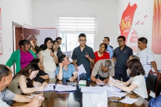 圖為2024年8月6日，重慶市奉節(jié)縣人民法院興隆人民法庭庭長費明軍（中）在做調(diào)解工作。蹇懿 攝