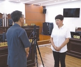 圖為全國(guó)人大代表玉明姬（右）詳細(xì)了解環(huán)境資源審判工作情況。劉思妤 攝