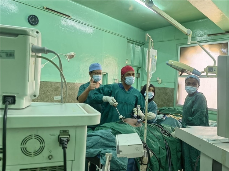 隊長蔣國慶（左一）關(guān)注當(dāng)?shù)蒯t(yī)生手術(shù)情況。中國援桑醫(yī)療隊供圖