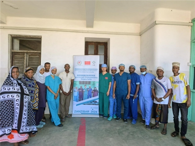 隊長蔣國慶（右七）和手術(shù)醫(yī)生、部分患者合影。中國援桑醫(yī)療隊供圖