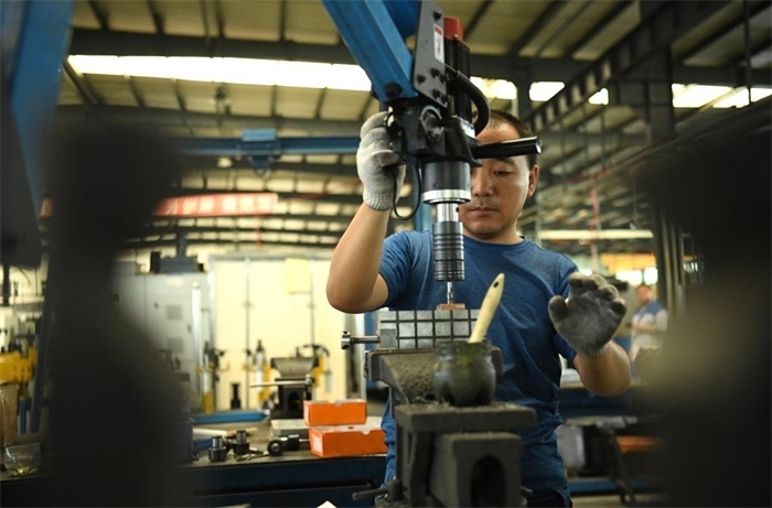 2024年7月30日，在長春吉林通用機械（集團）有限責任公司模具裝配生產(chǎn)線，鉗工在進行攻絲操作。近年來，吉林通用機械（集團）有限責任公司通過數(shù)字化改造、智能化升級提高生產(chǎn)效率，提升產(chǎn)業(yè)競爭力，已成為全球鋁加工汽車輕量化零部件知名供應商，為奧迪、大眾、寶馬、奔馳、保時捷等多家品牌主機廠供應零件。新華社記者柳文惠攝
