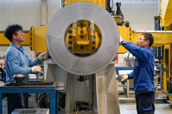 2023年3月16日，工人在位于太倉市高新區(qū)的威爾斯新材料（太倉）有限公司生產(chǎn)車間內進行加工作業(yè)。新華社記者李博攝