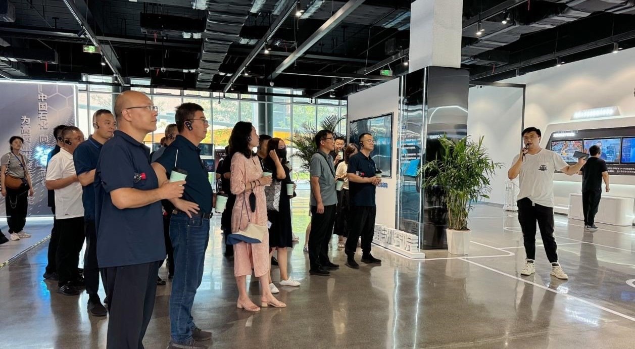 人民網(wǎng)“夢幻靈境”AI展演中心講解。人民網(wǎng) 王戰(zhàn)雄攝