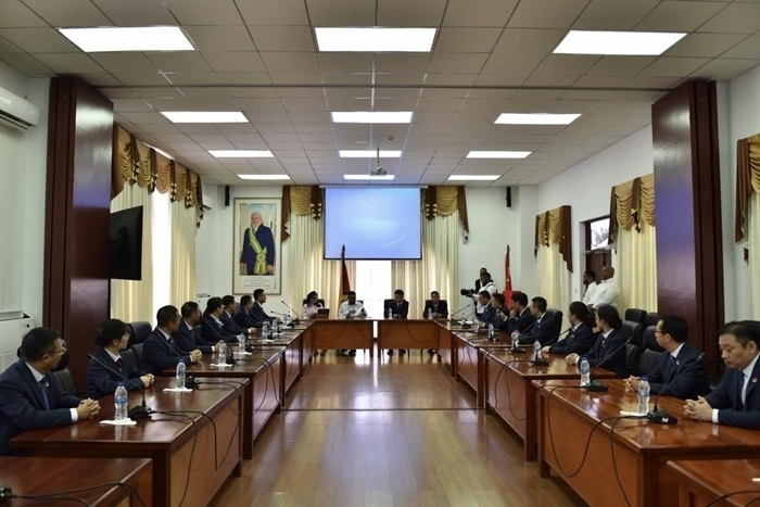 當(dāng)?shù)貢r(shí)間8月20日，圭亞那總統(tǒng)伊爾凡·阿里在圭亞那首都喬治敦鐘阿瑟會(huì)議中心會(huì)見了即將離任的中國（江蘇）第19期援圭亞那醫(yī)療隊(duì)。 中國（江蘇）第19期援圭亞那醫(yī)療隊(duì)供圖