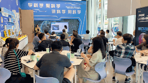 研學(xué)團(tuán)成員在AI研學(xué)培訓(xùn)區(qū)學(xué)習(xí)。人民網(wǎng) 王戰(zhàn)雄攝