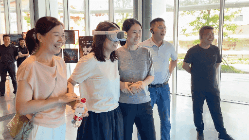 研學(xué)團(tuán)成員正在用VR眼鏡體驗(yàn)。人民網(wǎng) 王戰(zhàn)雄攝