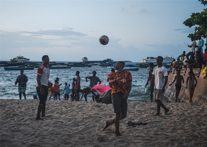 2023年12月31日，人們在坦桑尼亞桑給巴爾島海濱踢球。新華社記者王冠森攝