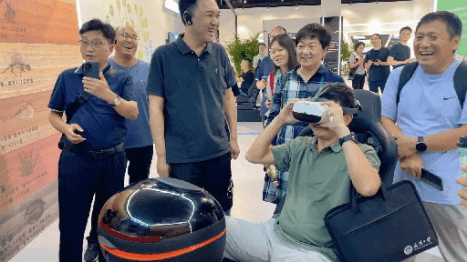 研學(xué)團(tuán)成員正在用VR眼鏡體驗(yàn)。人民網(wǎng) 王戰(zhàn)雄攝