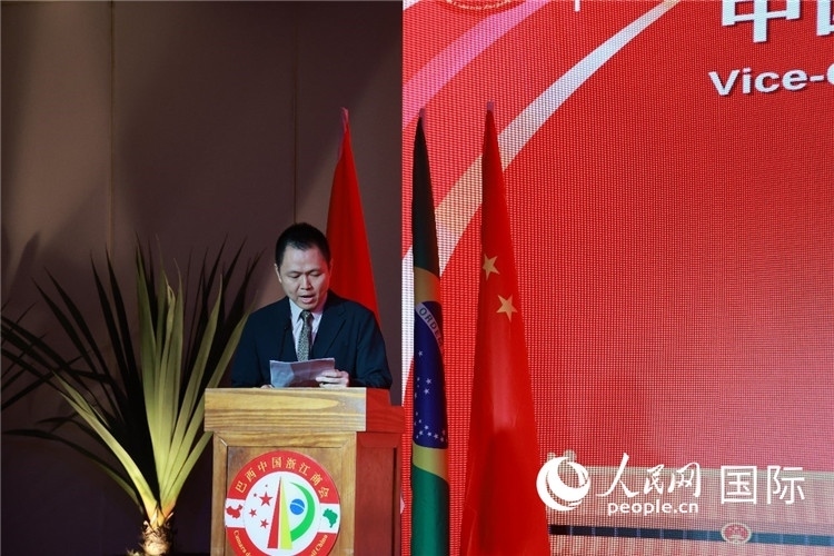 中國駐里約總領(lǐng)館副總領(lǐng)事王尉育宣讀賀電。人民網(wǎng)記者 陳海琪攝