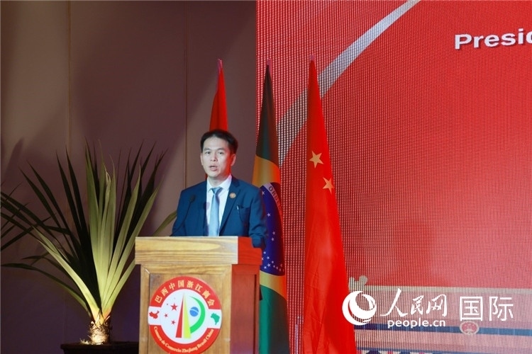 巴西中國浙江商會執(zhí)行會長陳翔廣宣讀賀電。人民網(wǎng)記者 陳海琪攝