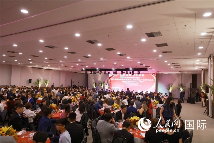 當(dāng)?shù)貢r(shí)間8月24日晚，巴西中國浙江商會第六屆理監(jiān)事會就職典禮在里約熱內(nèi)盧舉行。圖為就職典禮現(xiàn)場。人民網(wǎng)記者 陳海琪攝