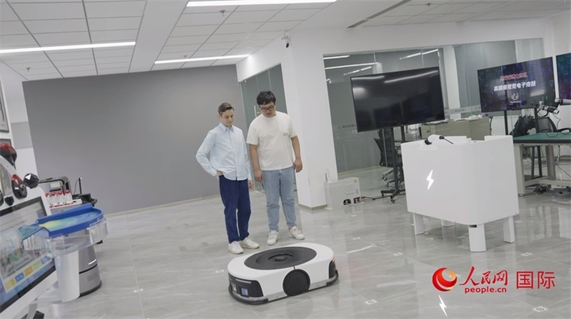 睿樂達(dá)機(jī)器人充電停車場。人民網(wǎng)記者 張榮攝