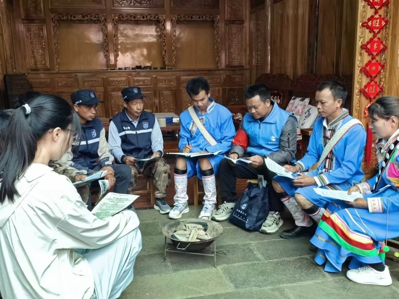 騰沖市猴橋鎮(zhèn)猴橋村國門新村舉辦火塘會。人民網(wǎng)記者 孝金波攝