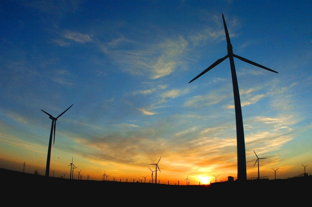 2005年，吉林省白城市通榆縣境內(nèi)幾十部風(fēng)力發(fā)電機組在工作。新華社發(fā)