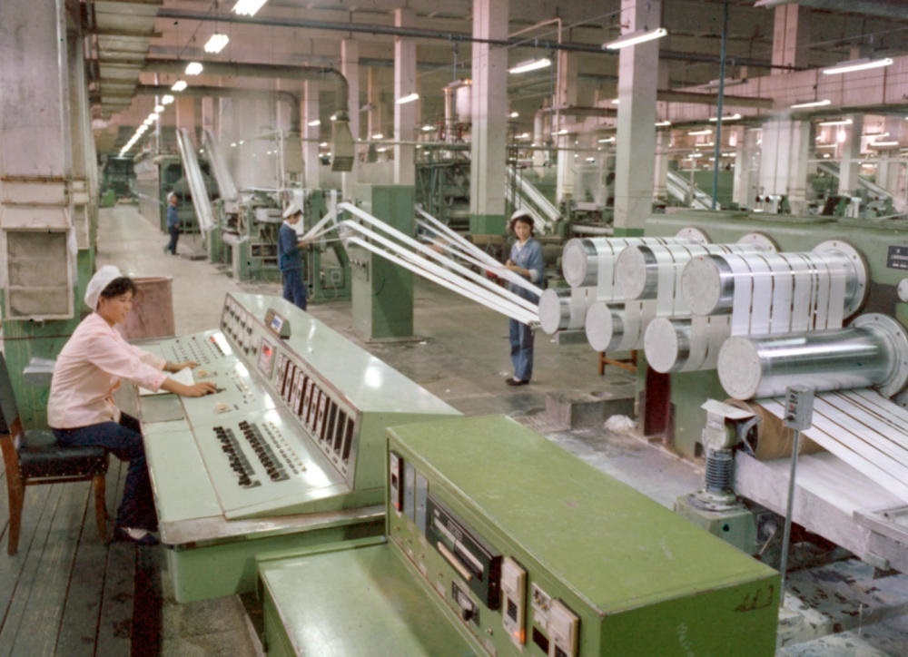1981年，東北遼陽石油化學(xué)纖維廠抽絲車間一角。新華社發(fā)