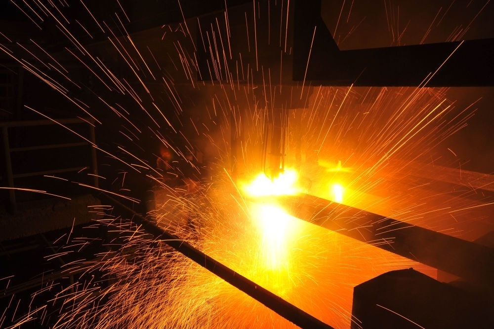 2015年3月10日，東北特鋼集團大連基地生產(chǎn)的合金鋼連鑄坯進(jìn)行定尺切割。新華社發(fā)