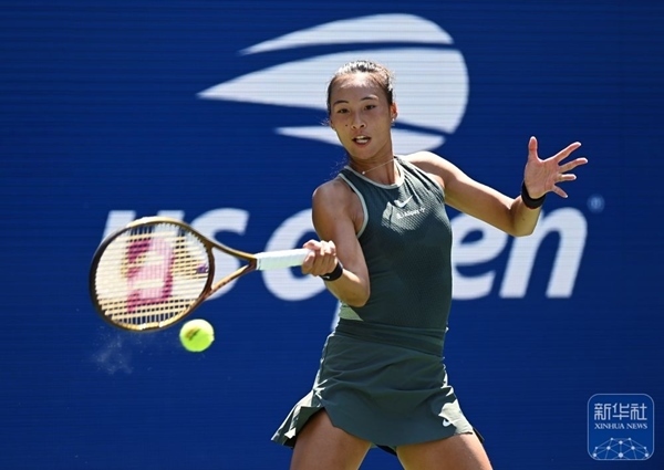 鄭欽文在比賽中回球。新華社記者 李睿 攝