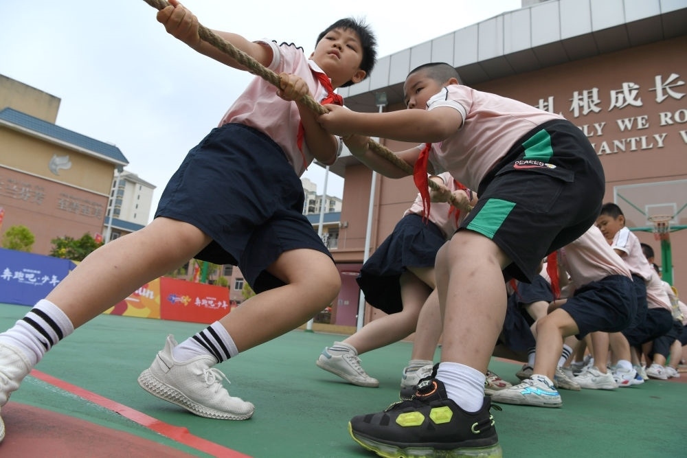 廣西南寧市玉蘭路小學(xué)的孩子們在進(jìn)行拔河比賽（2021年5月31日攝）。新華社記者 周華 攝