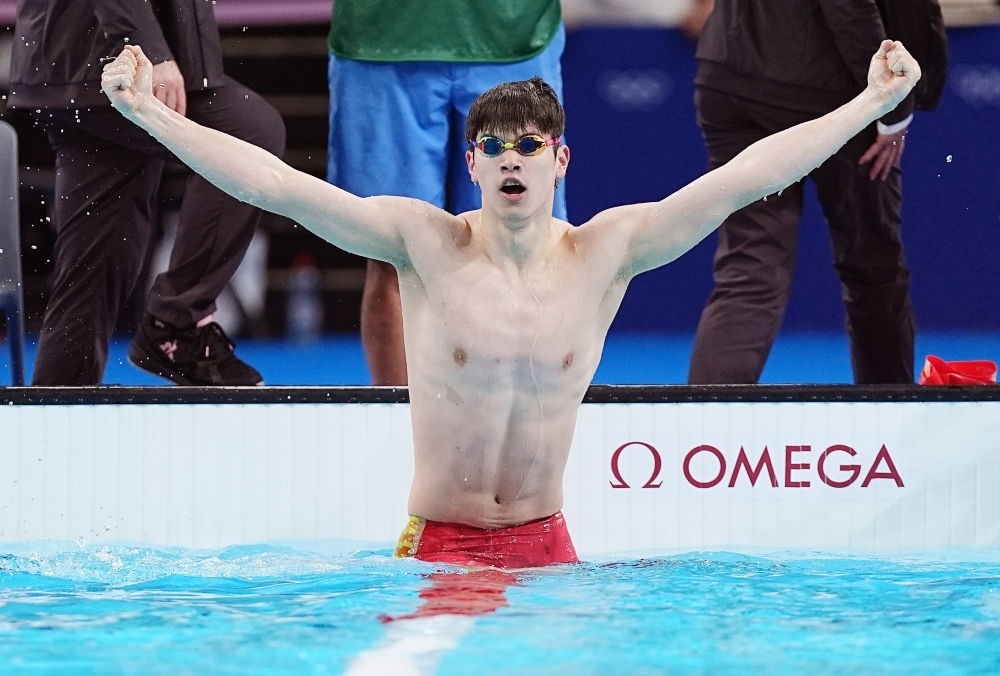 中國選手潘展樂在巴黎奧運(yùn)會(huì)游泳男子100米自由泳決賽后慶祝奪冠及打破世界紀(jì)錄（2024年7月31日攝）。新華社記者 杜宇 攝