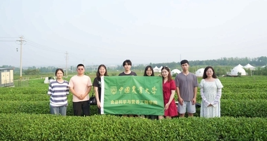 在山東日照，中國(guó)農(nóng)業(yè)大學(xué)食品學(xué)院實(shí)踐團(tuán)就農(nóng)業(yè)生產(chǎn)智能化設(shè)備、肥料選用等問題開展實(shí)地調(diào)研，并面向300余名村民陸續(xù)開展4次科普宣講。校方供圖