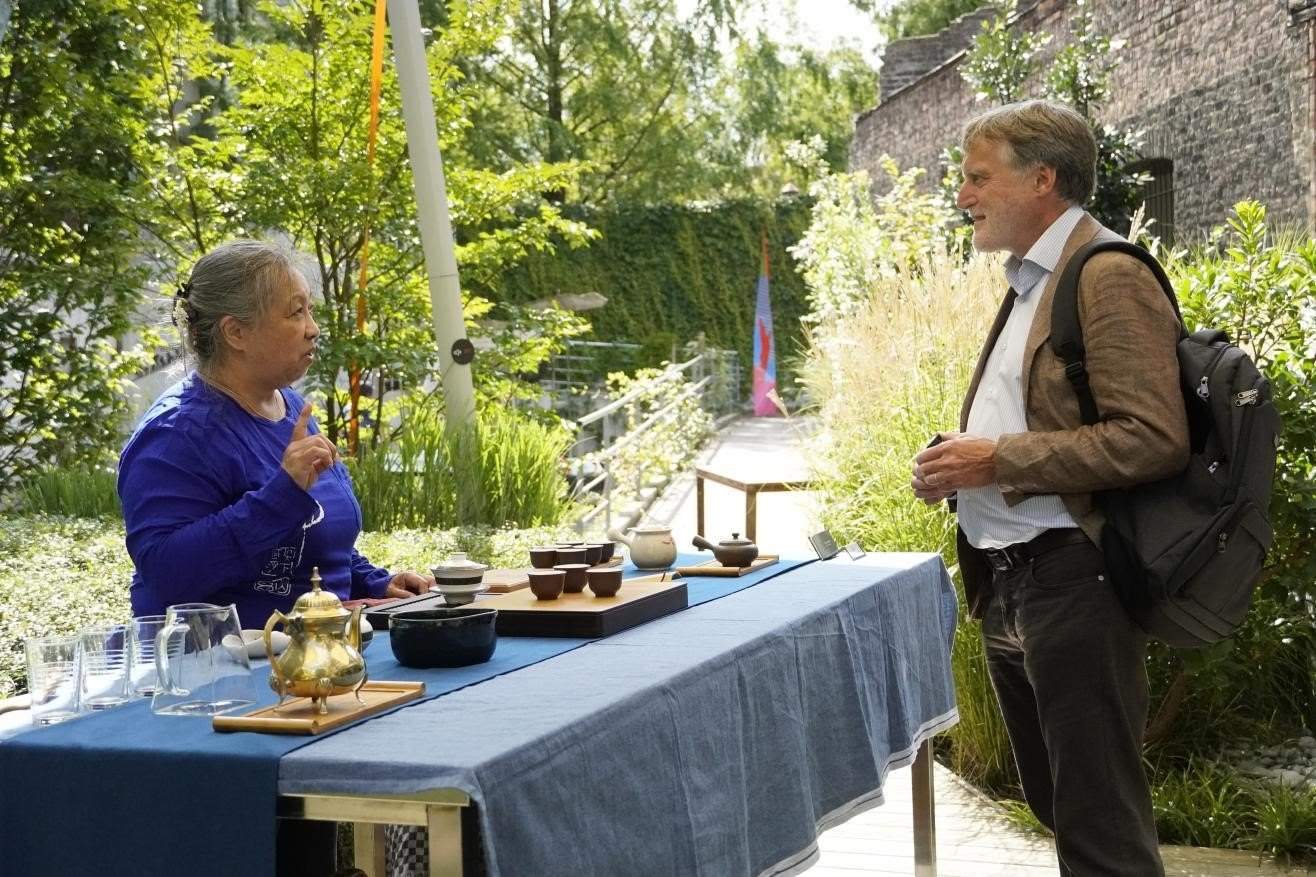 在博物館的戶外花園來賓品味中國茶藝。比利時維他命文化傳媒供圖