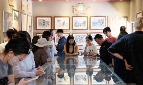 同學(xué)們觀摩文旅設(shè)計。校方供圖