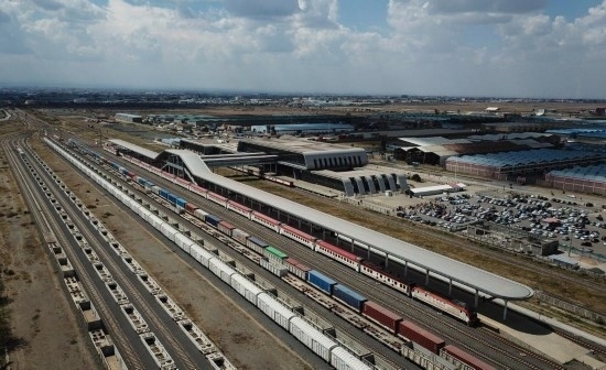 這是2023年9月在肯尼亞首都內(nèi)羅畢拍攝的蒙內(nèi)鐵路內(nèi)羅畢站（無(wú)人機(jī)照片）。新華社記者 韓旭 攝