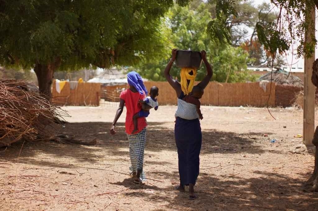 2023年3月20日，在塞內(nèi)加爾久爾貝勒區(qū)的泰內(nèi)富勒村，村民將取到的水運(yùn)回家。新華社記者 王子正 攝