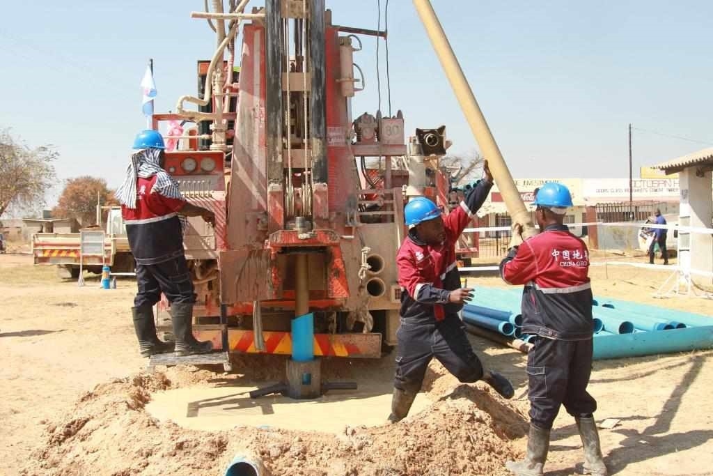 7月22日，工人在津巴布韋東馬紹納蘭省舉行的中國援津巴布韋300口水井項(xiàng)目開工儀式上鉆井。新華社發(fā)