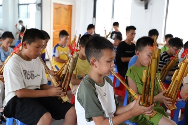 孩子們?cè)趯W(xué)吹蘆笙。融水縣文化館供圖