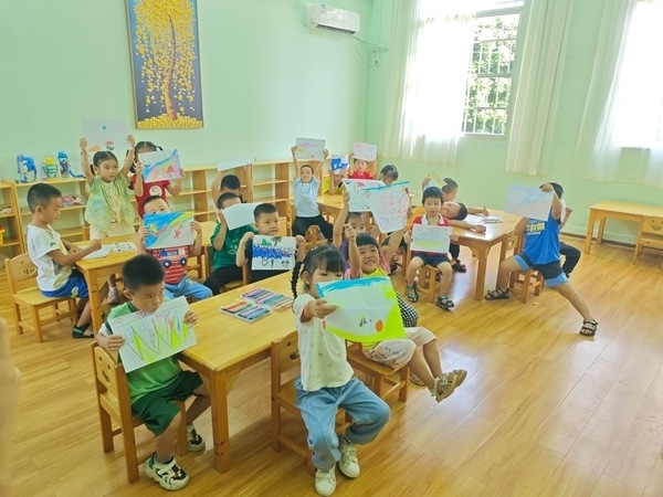 孩子們?cè)诠嫱泄馨嗌袭?huà)畫(huà)課。莫菲菲攝